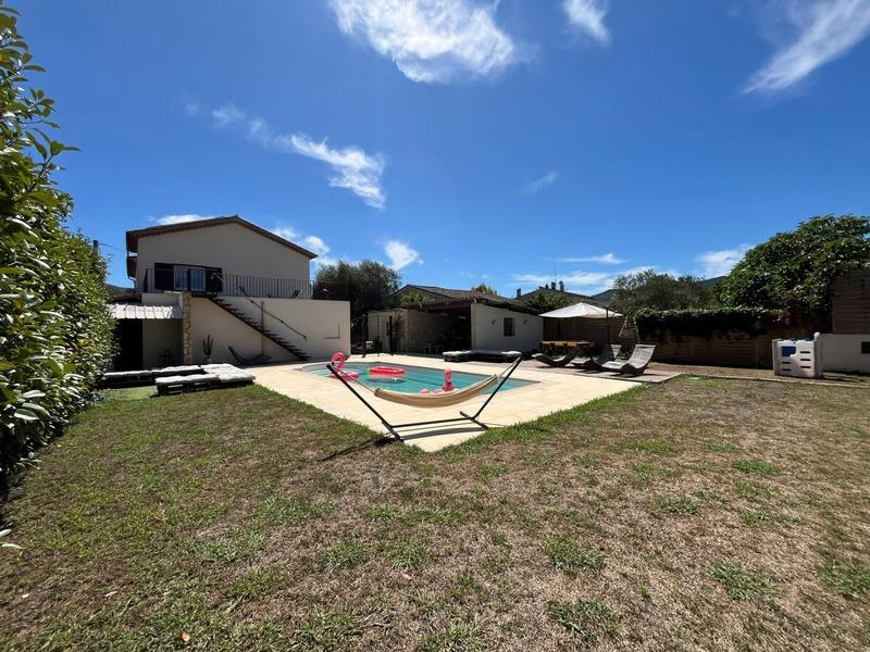 Maison - 215 m² - 6 pièces