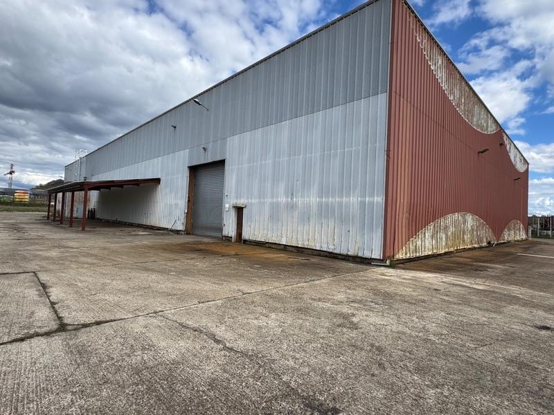 Entrepôt - 2 800 m² - 9 pièces