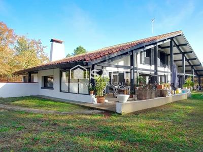 Maison - 263 m² - 10 pièces