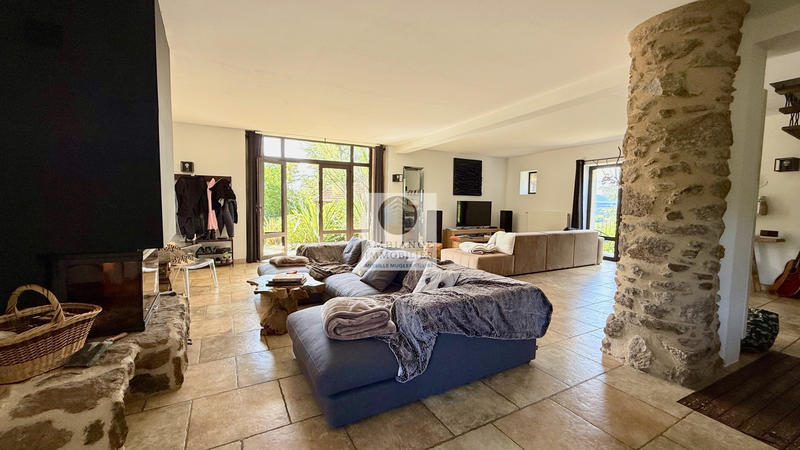 Maison - 280 m² - 9 pièces