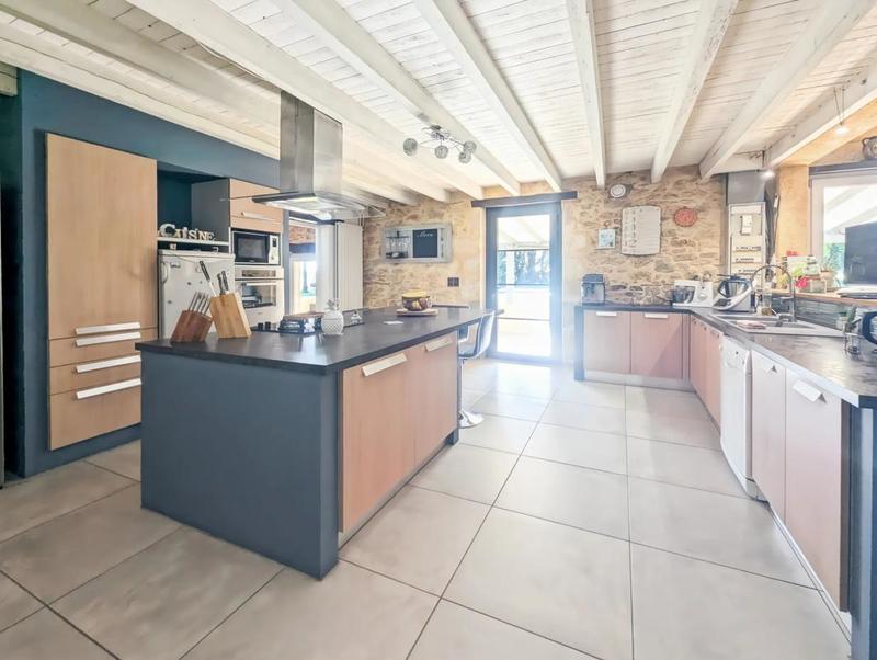 Maison - 252 m² - 7 pièces