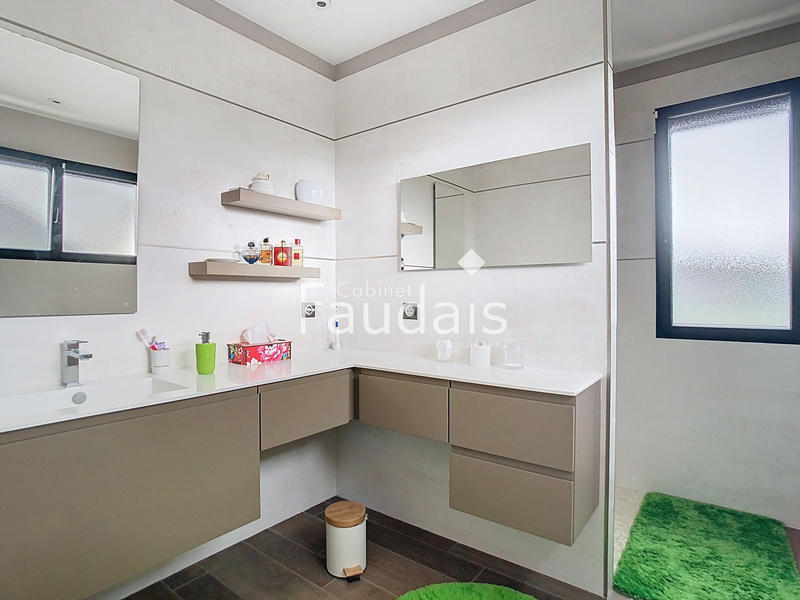 Maison - 205 m² - 7 pièces