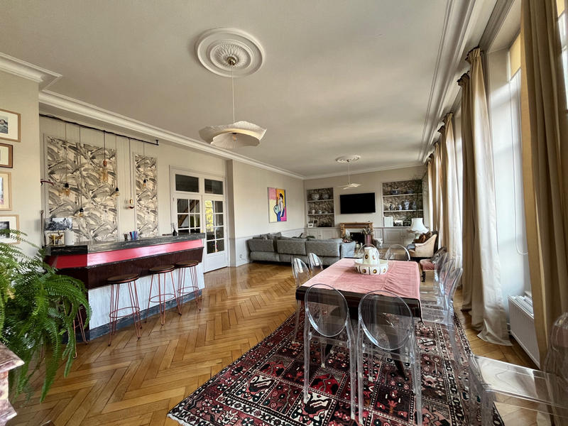 Appartement - 252 m² - 8 pièces