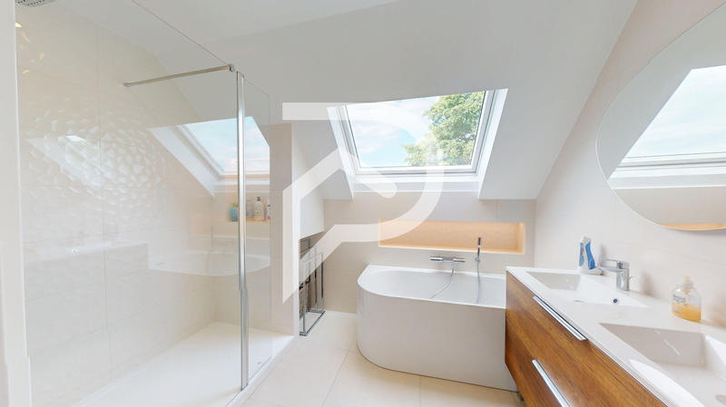 Maison - 180 m² - 8 pièces