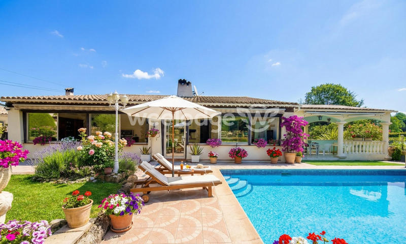 Maison traditionnelle - 225 m² - 9 pièces