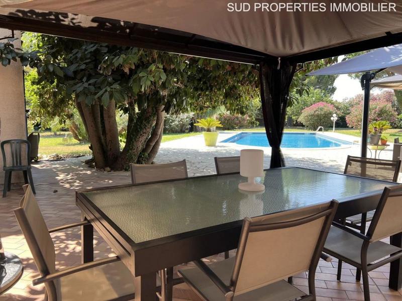 Propriété - 315 m² - 9 pièces