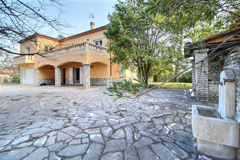 Maison - 200 m² - 7 pièces