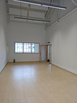 Local d'activité / Entrepôt - 94 m²