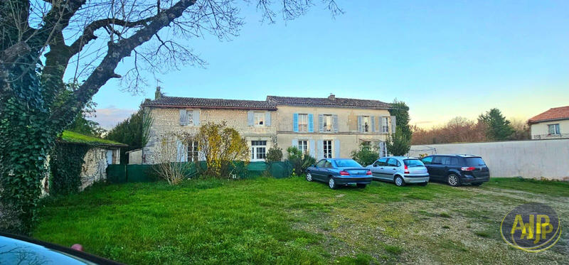 Maison - 313 m² - 13 pièces
