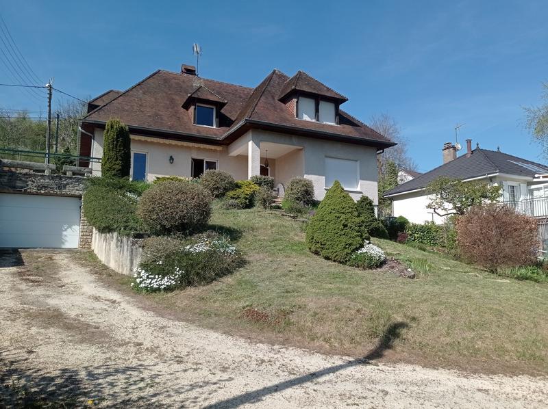 Maison traditionnelle - 228 m² - 7 pièces