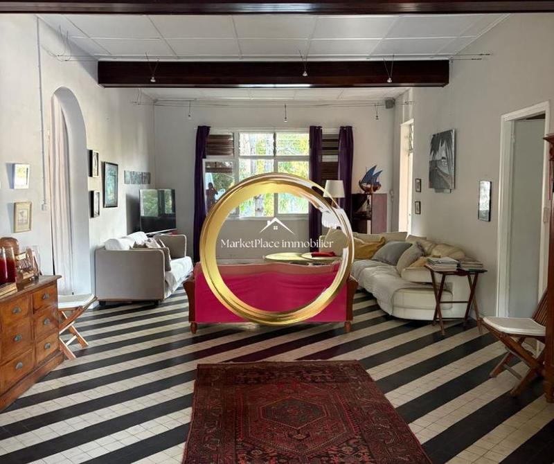 Maison - 225 m² - 6 pièces