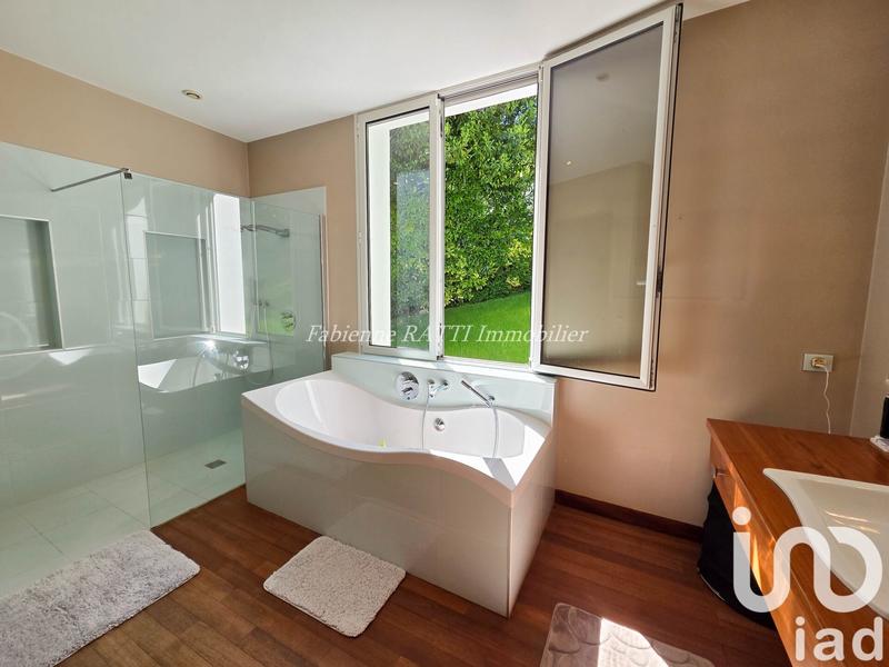 Maison - 410 m² - 9 pièces