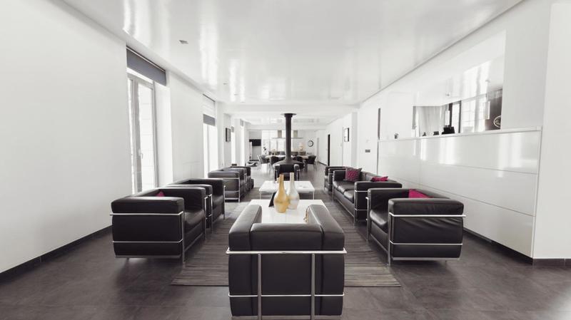 Maison - 1 200 m² - 16 pièces