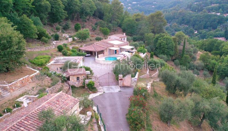 Propriété - 240 m² - 6 pièces