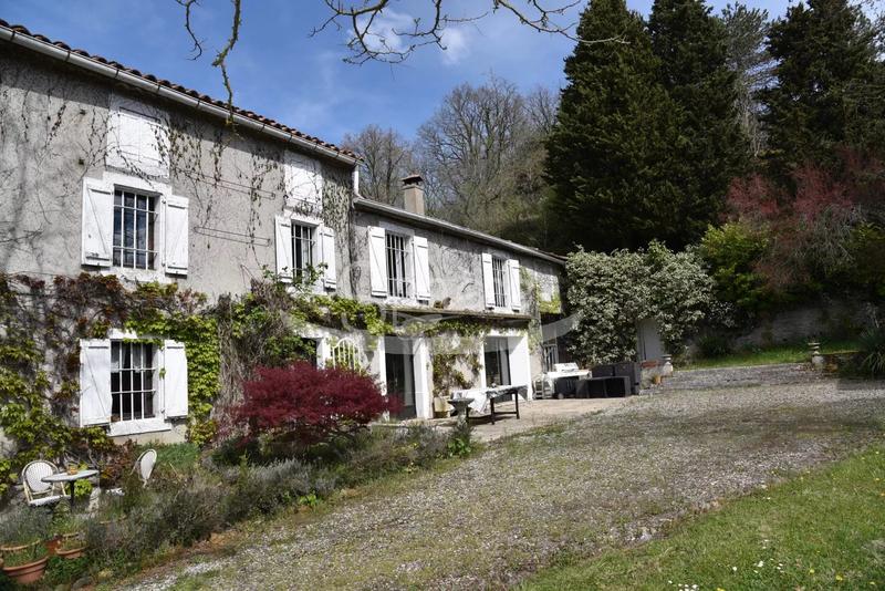 Propriété - 317 m² - 22 pièces