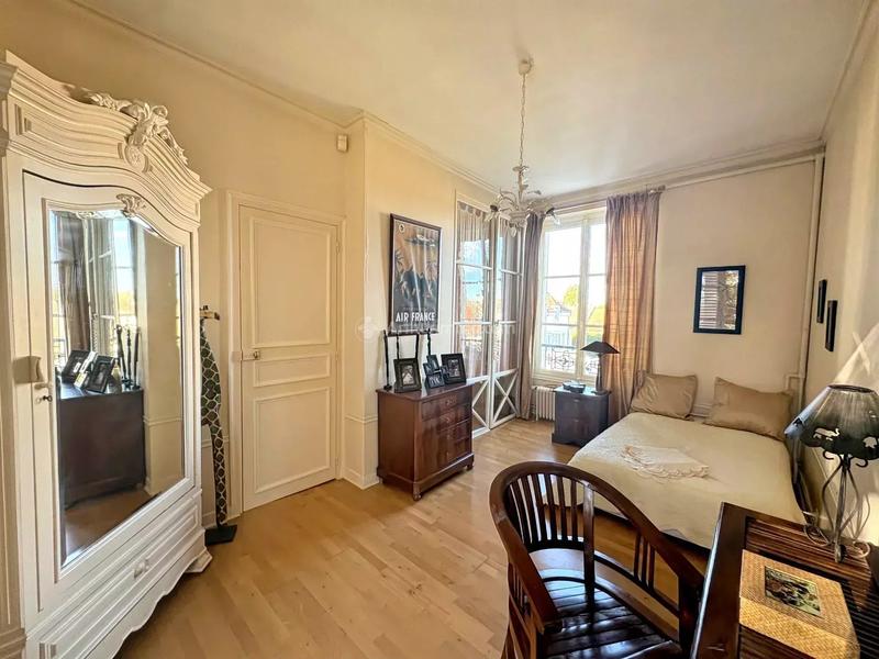 Maison - 214 m² - 8 pièces