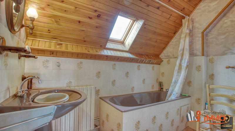 Maison traditionnelle - 268 m² - 10 pièces