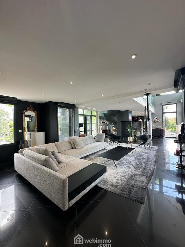 Maison - 730 m² - 10 pièces