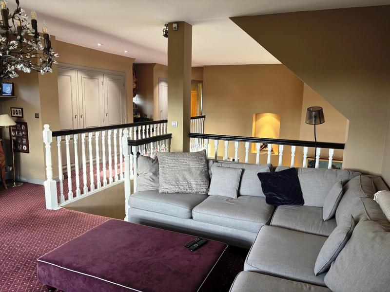 Maison - 275 m² - 12 pièces