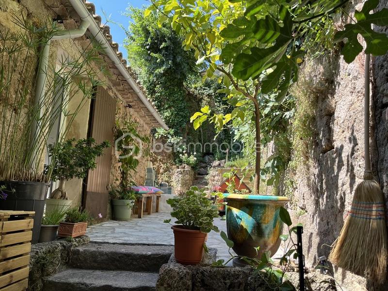 Demeure - 239 m² - 7 pièces