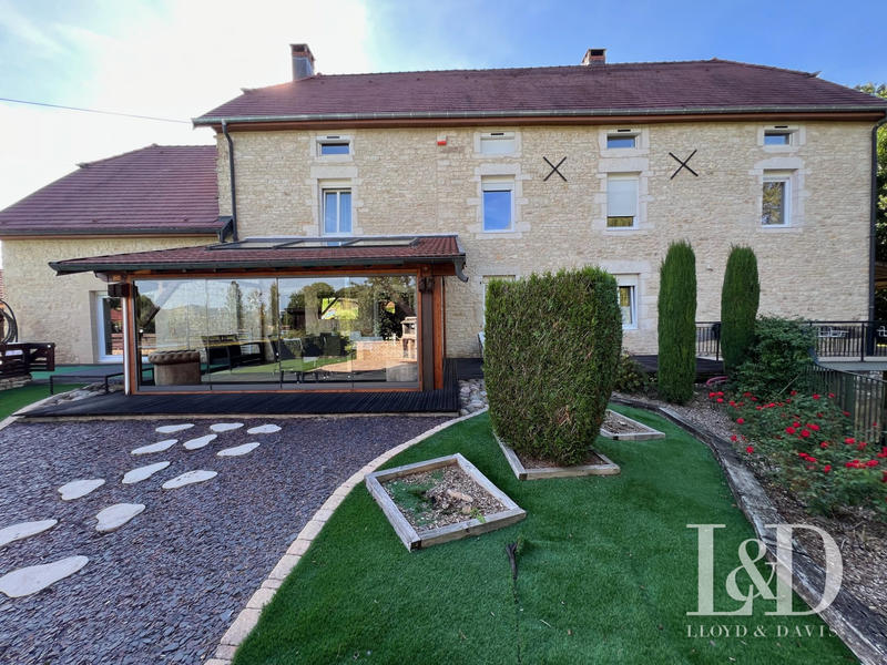 Maison - 411 m² - 11 pièces