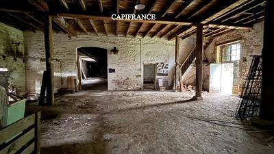 Maison - 864 m² - 1 pièce