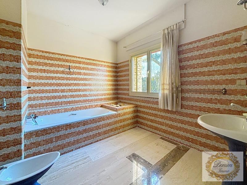 Villa - 390 m² - 6 pièces