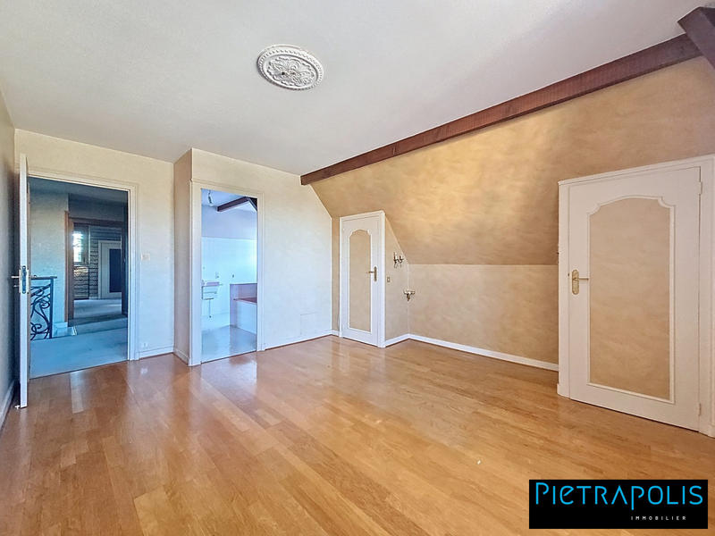 Maison traditionnelle - 220 m² - 7 pièces