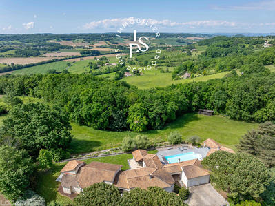 Maison - 242 m² - 9 pièces