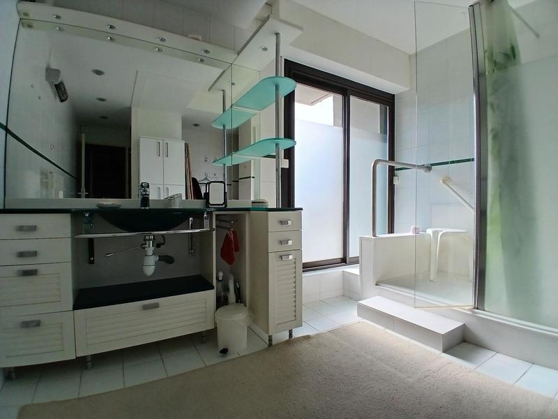 Appartement - 100 m² - 5 pièces