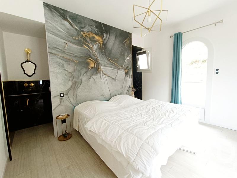 Maison - 240 m² - 7 pièces