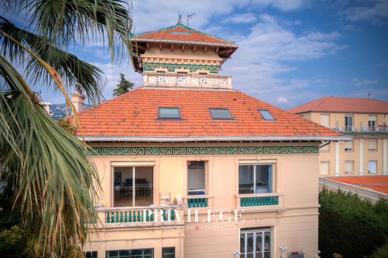 Propriété - 824 m² - 11 pièces