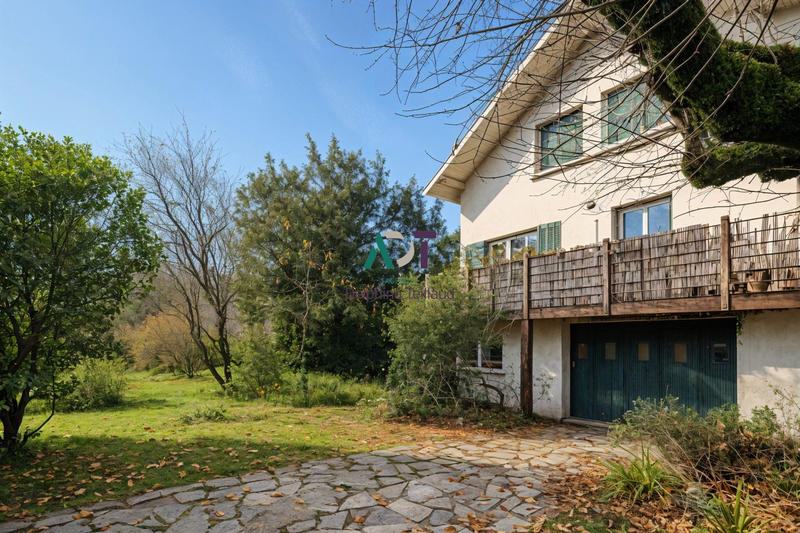 Maison traditionnelle - 181 m² - 10 pièces