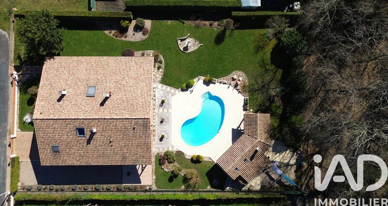 Maison - 235 m² - 7 pièces