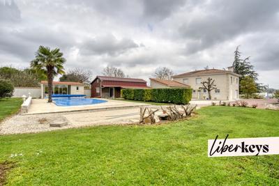 Maison - 210 m² - 9 pièces