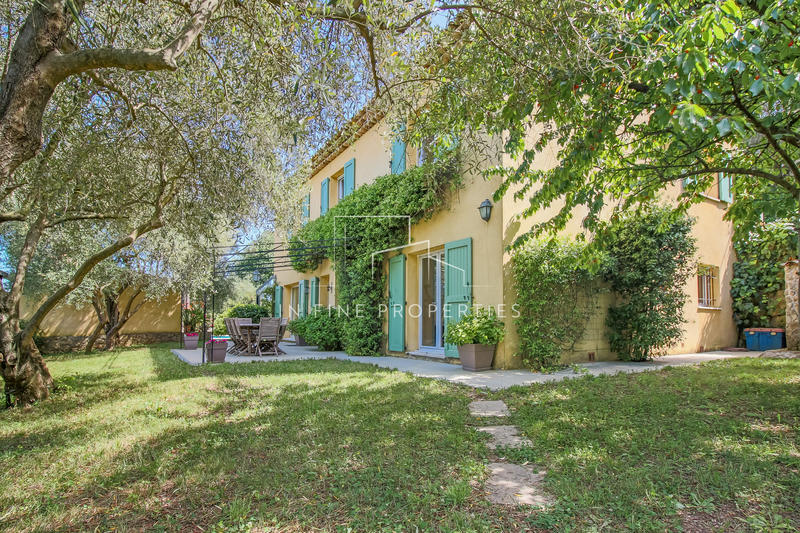 Maison - 220 m² - 7 pièces