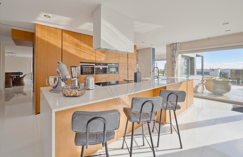 Propriété - 330 m² - 7 pièces