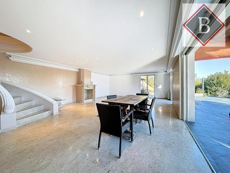 Maison - 250 m² - 6 pièces