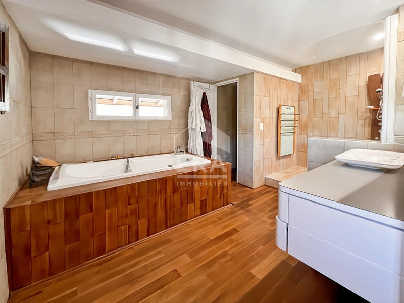 Maison - 225 m² - 9 pièces