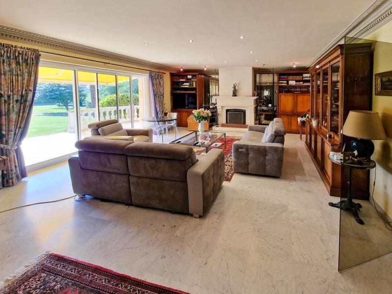 Propriété - 320 m² - 9 pièces