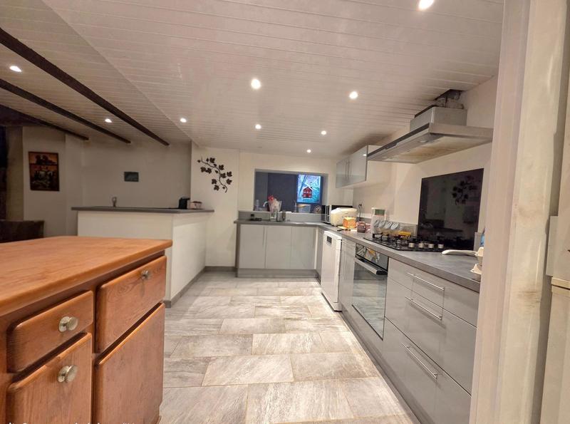 Maison - 210 m² - 7 pièces