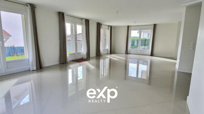 Maison - 331 m² - 7 pièces