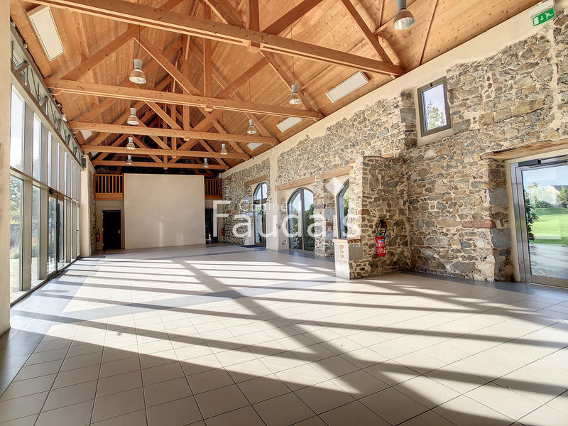 Maison - 1 014 m² - 34 pièces