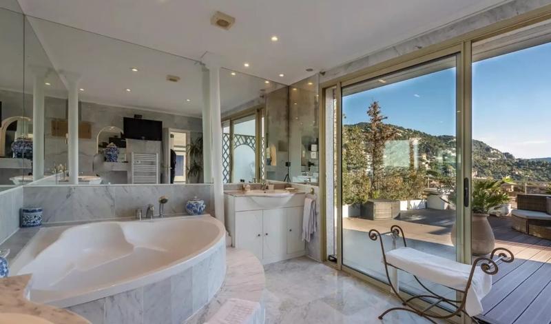 Villa - 302 m² - 9 pièces