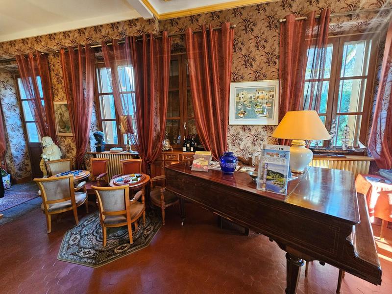 Local commercial - 370 m² - 15 pièces