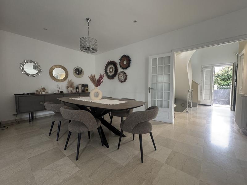 Villa - 200 m² - 6 pièces