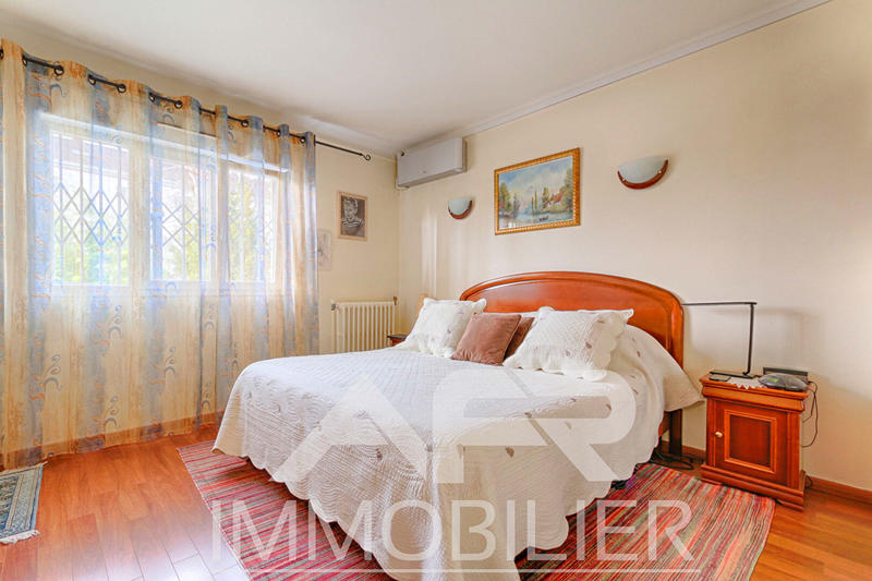 Maison - 300 m² - 8 pièces