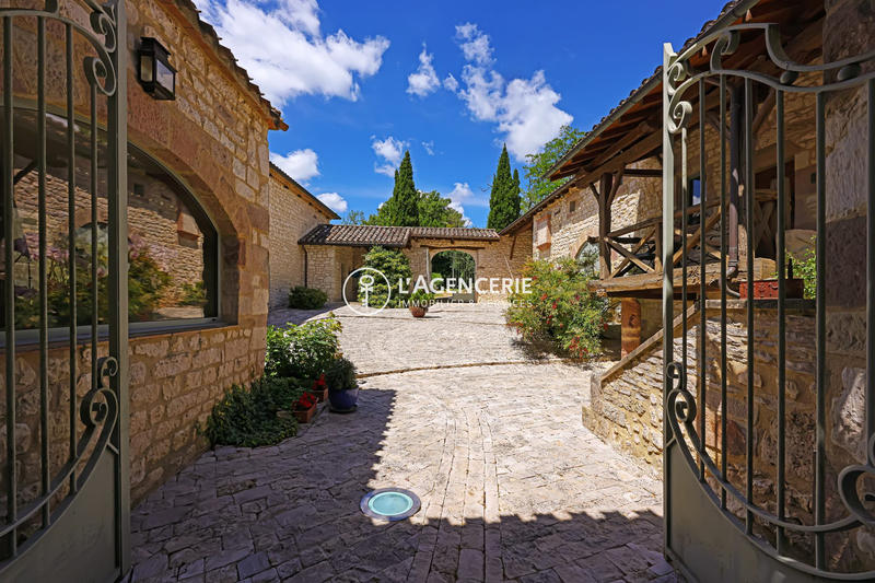 Maison - 414 m² - 9 pièces