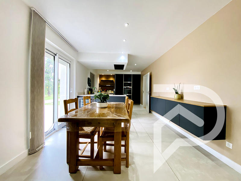 Maison - 205 m² - 8 pièces