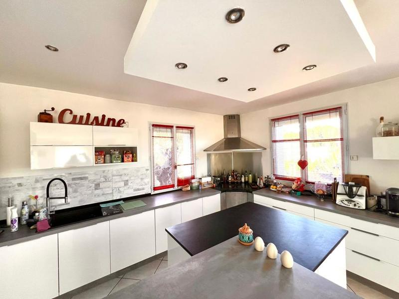 Maison - 217 m² - 9 pièces